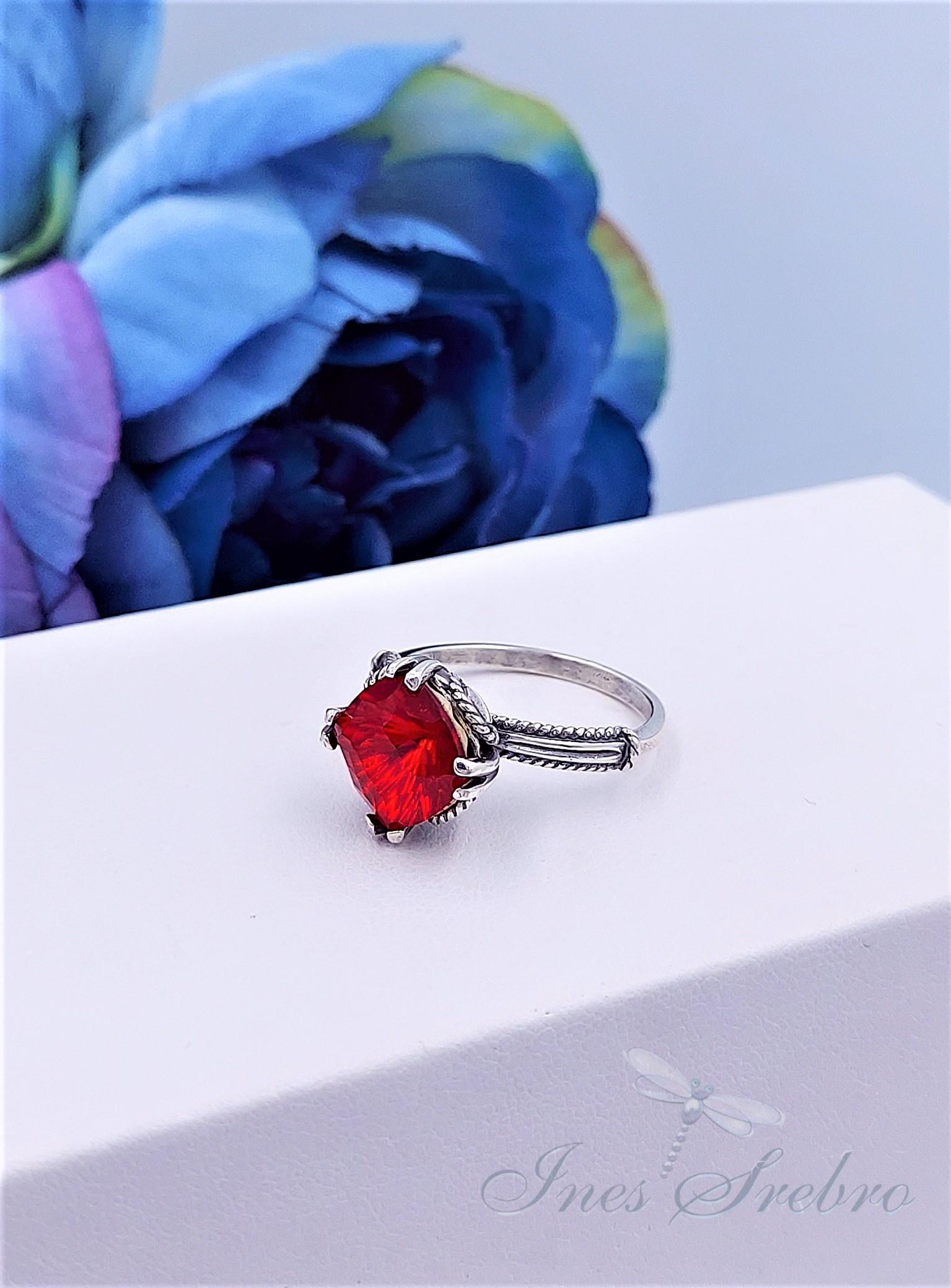 czerwony pierścionek